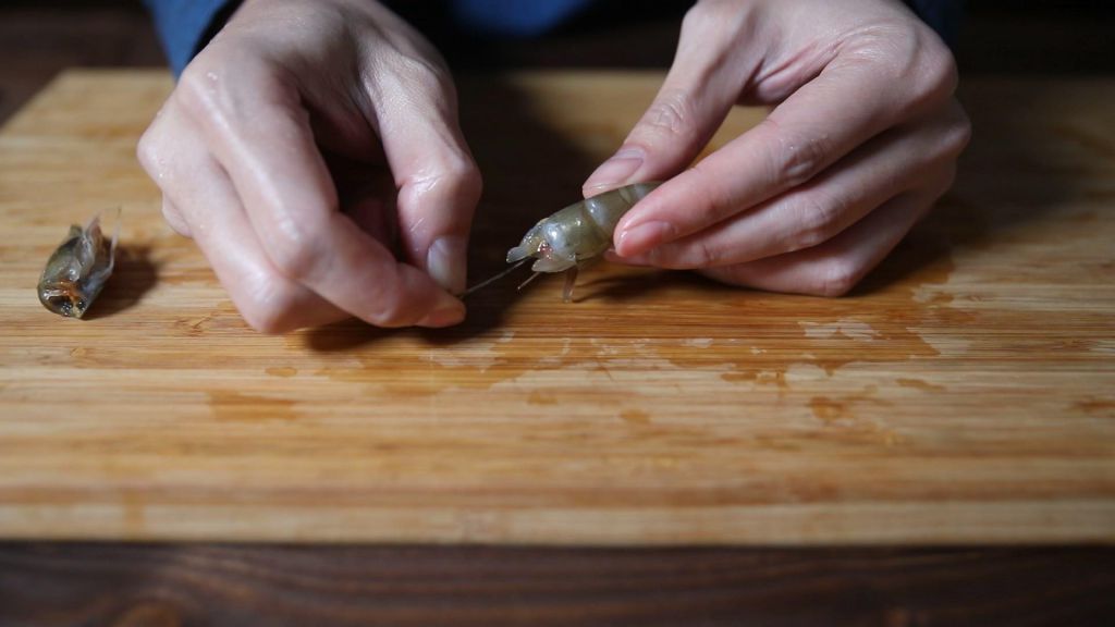 (影音) 4种去虾子泥肠的方式-食材处理的加工步骤