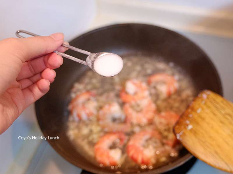 滑蛋虾仁盖饭的加工步骤