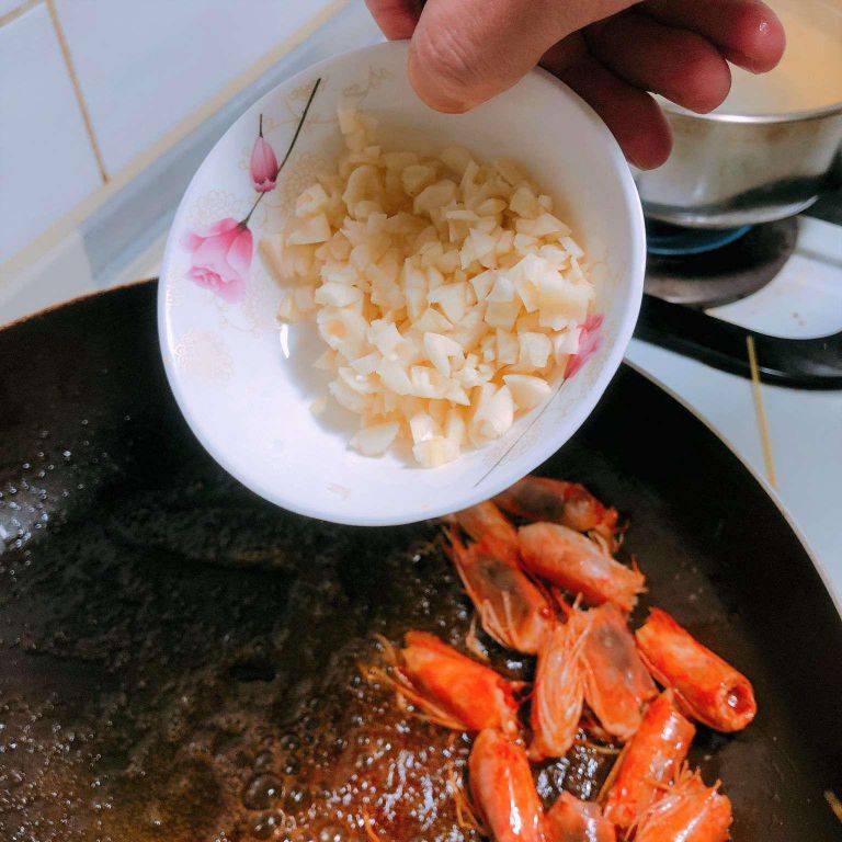 蒜香番茄鲜虾义大利面的加工步骤