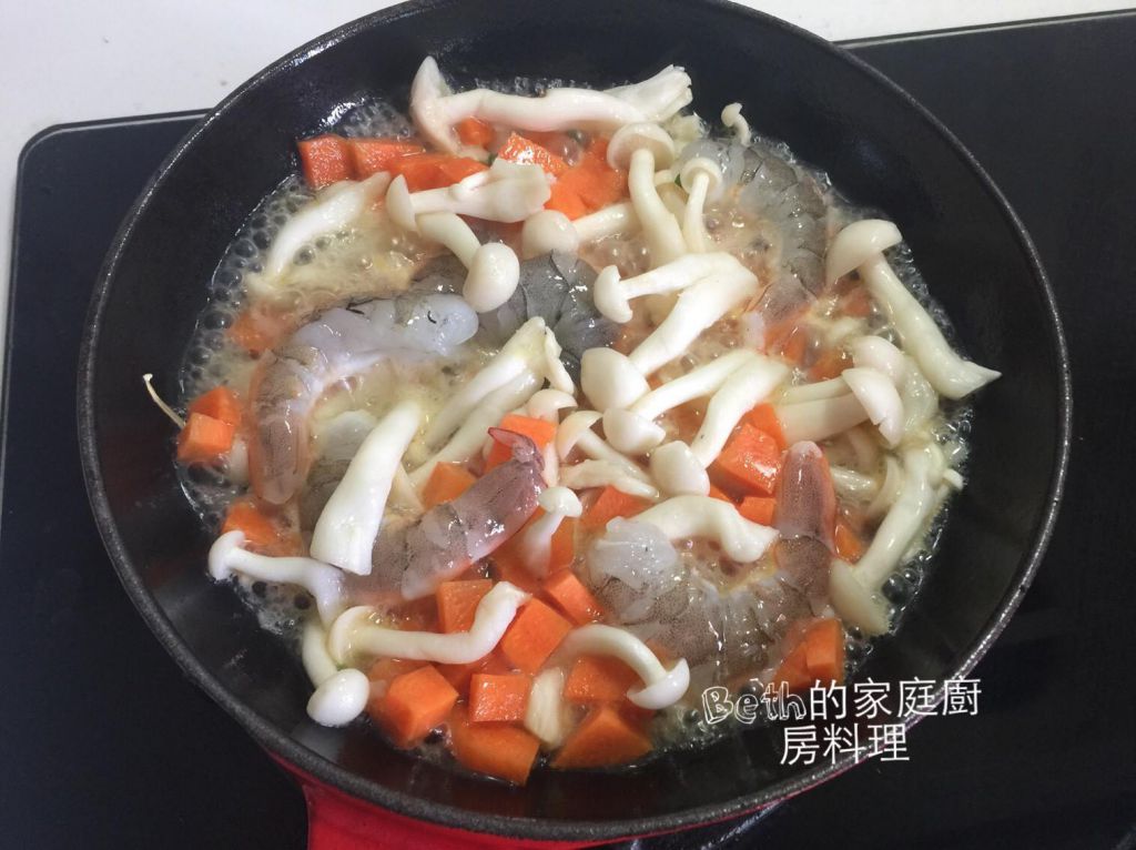 虾仁烘蛋，铸铁锅料理的加工步骤