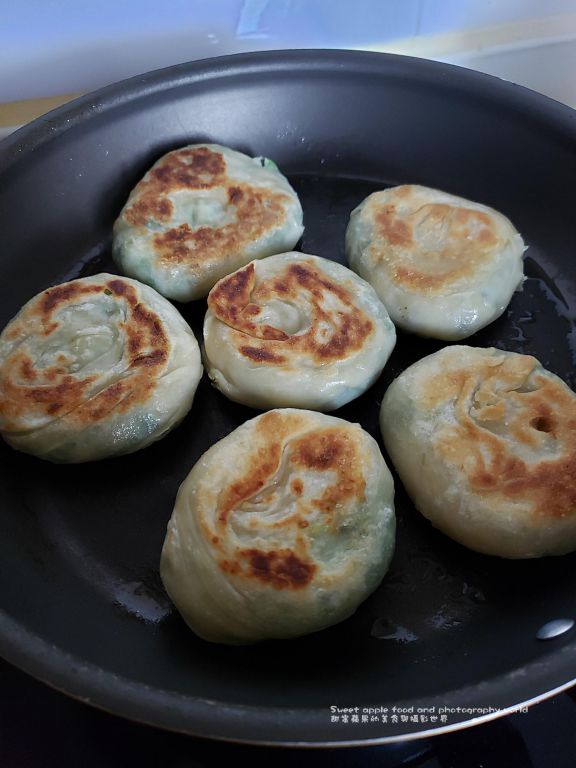 虾肉韮菜油酥饼(附有视频篇)的加工步骤