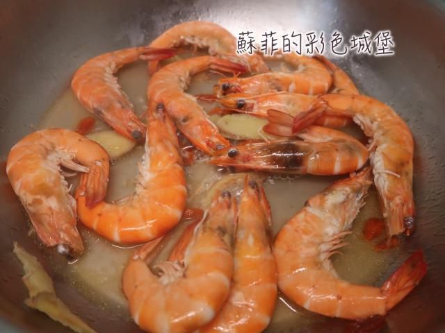 『麻油虾』简单四步骤，完成美味的麻油料理的加工步骤