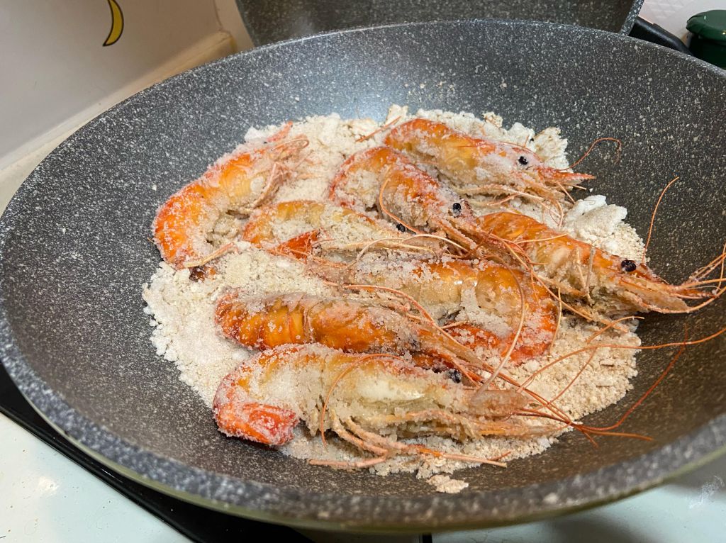 周秉秉の盐烤泰国虾🦐的加工步骤