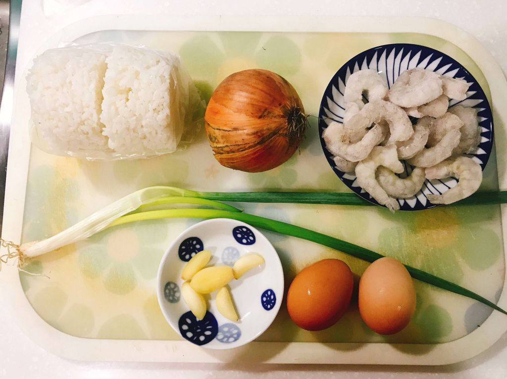 给新手超简单「虾仁蛋炒饭🍤」✨的加工步骤