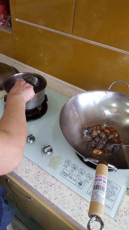 阿母牌炒凤螺的加工步骤