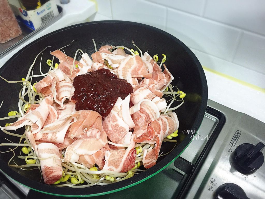 韩式黄豆芽炒猪肉--콩불콩나물불고기的加工步骤