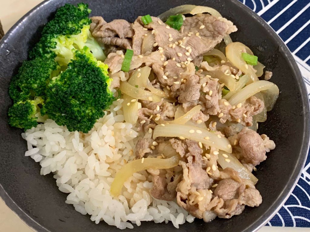 日式味噌猪肉丼饭的加工步骤