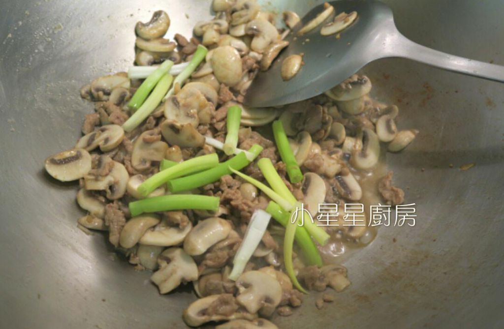 青葱蘑菇炒肉丝的加工步骤