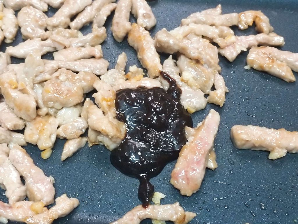 京酱肉丝黄金蛋炒饭的加工步骤