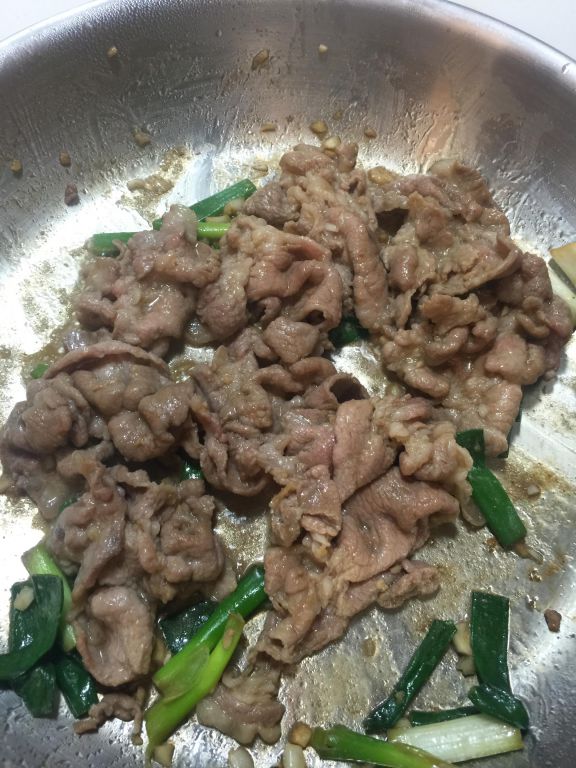 蒜香杏鲍菇烧肉片的加工步骤