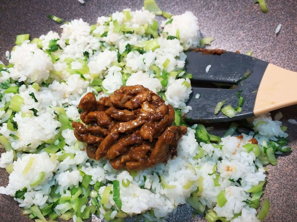 京酱肉丝黄金蛋炒饭的加工步骤