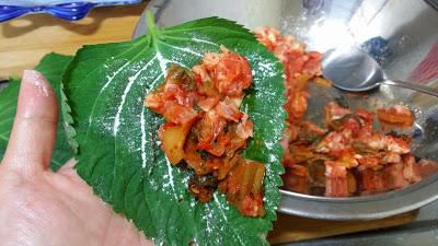 芝麻叶泡菜猪肉煎饼깻잎김치고기전的加工步骤