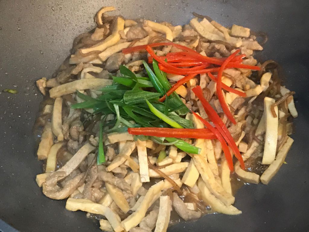 不一样的豆干炒肉丝 一起扒饭吧的加工步骤