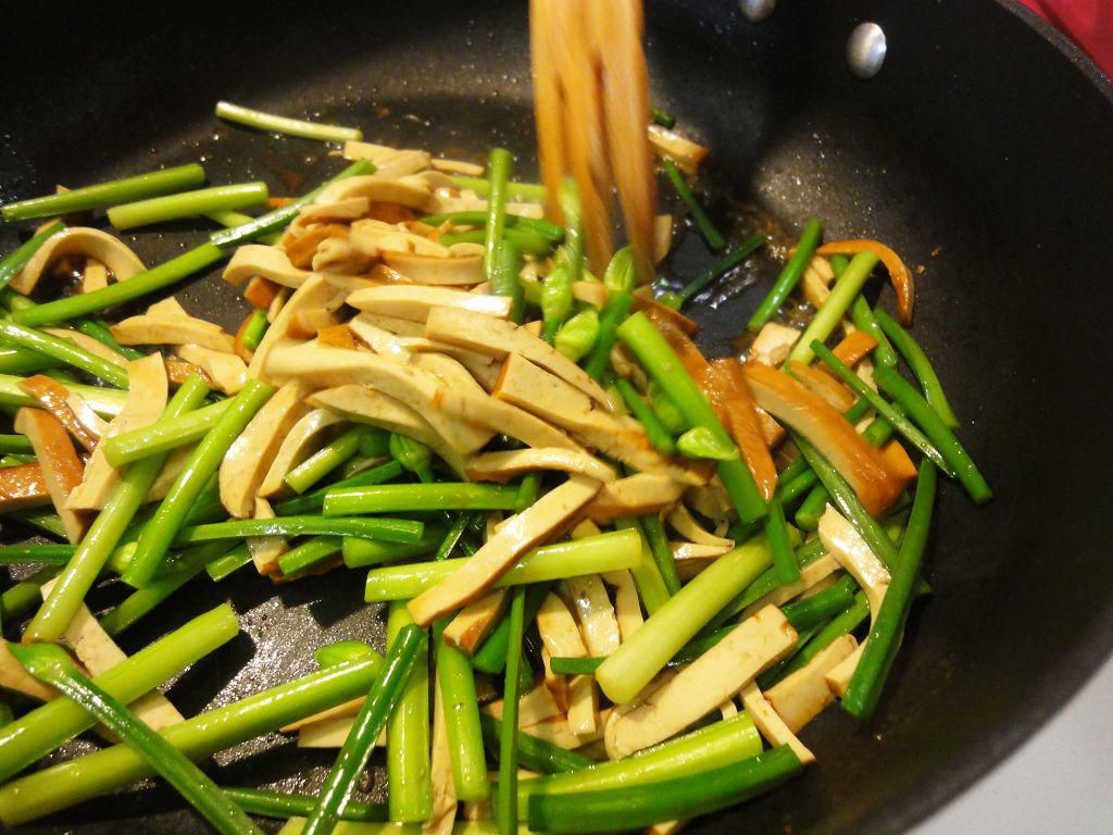 有心食谱：豆干炒肉丝的加工步骤