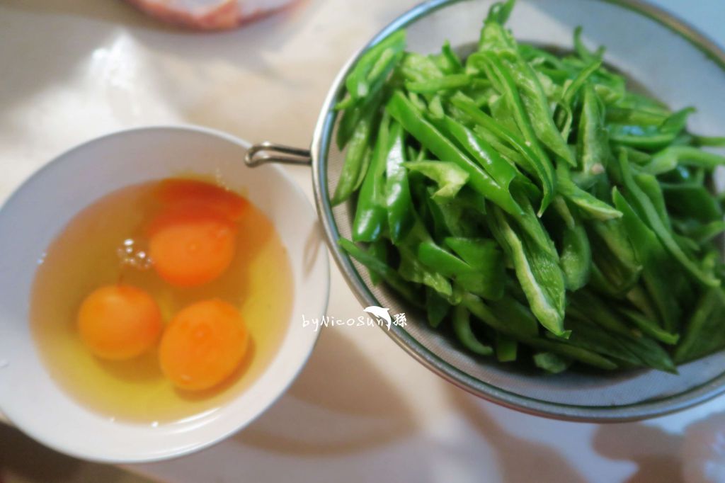 青椒肉片炒饭的加工步骤