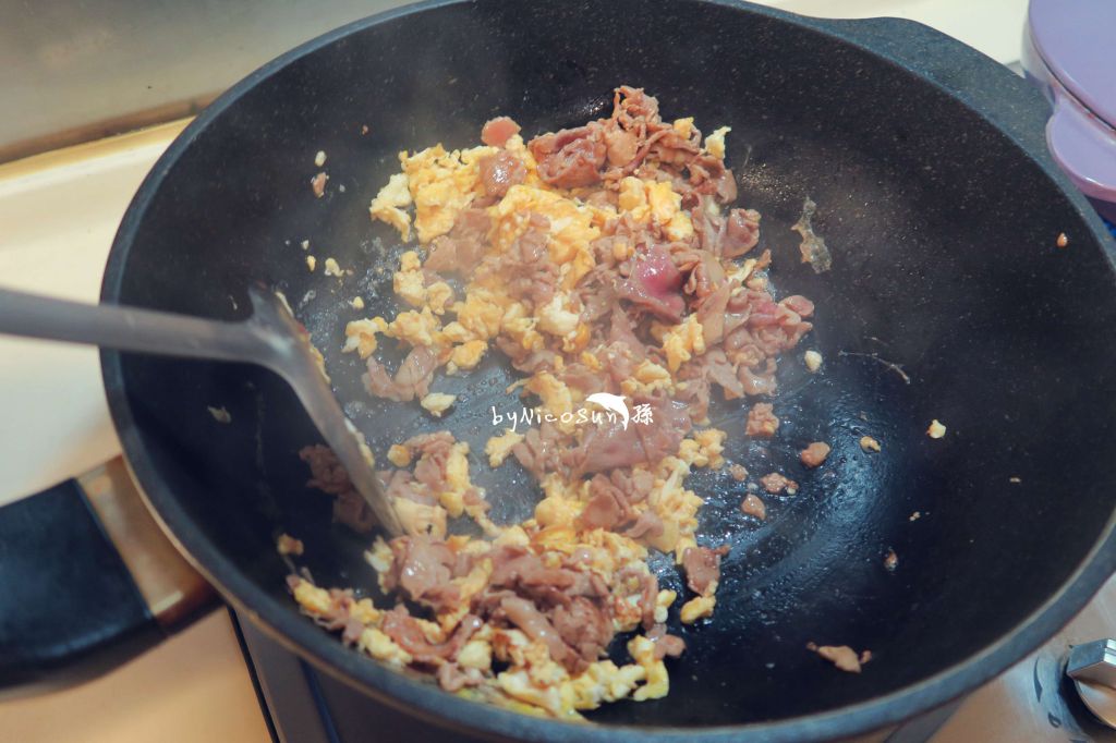 青椒肉片炒饭的加工步骤