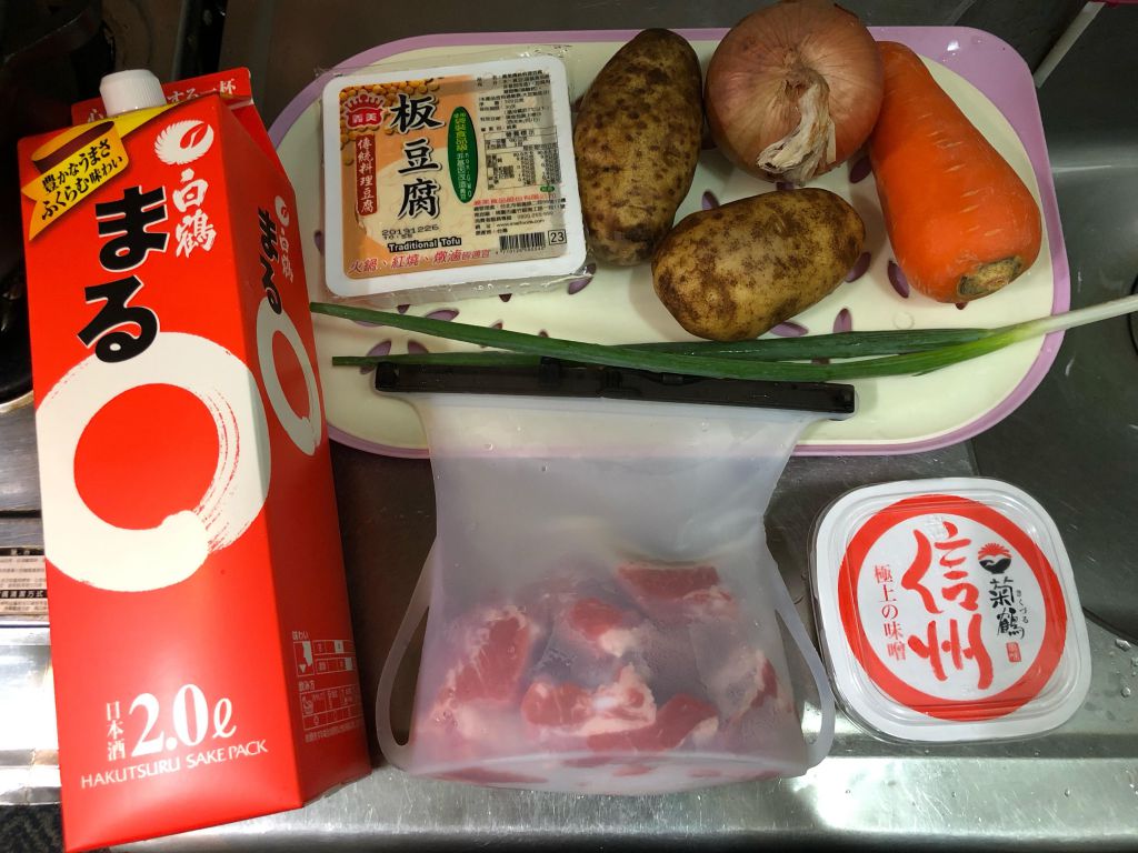 日式味噌马铃薯炖豚肉【铸铁锅】的加工步骤