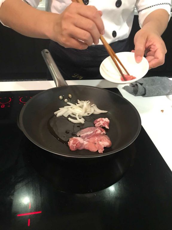 姜汁烧肉丼饭的加工步骤