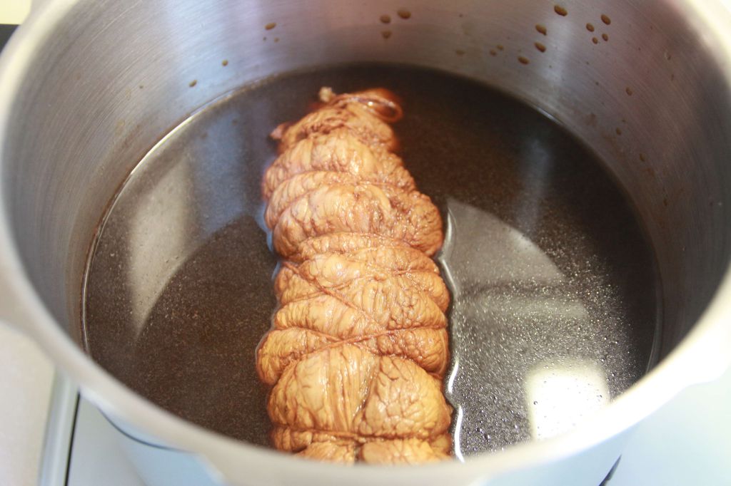 轻松作宴客菜''茶香猪肉卤味''的加工步骤