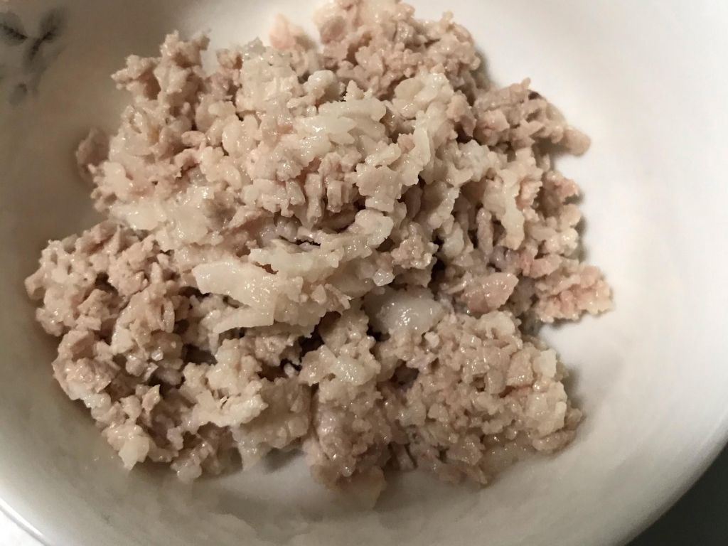 菇菇猪肉丼料（适合一岁以上宝宝）的加工步骤