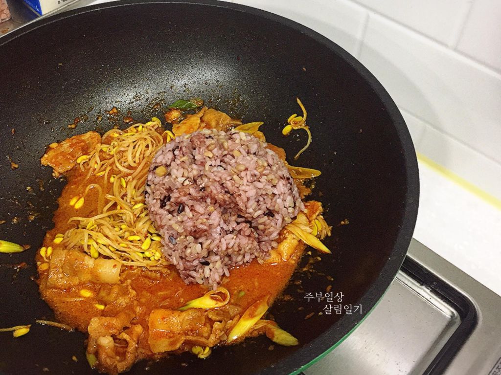 韩式黄豆芽炒猪肉--콩불콩나물불고기的加工步骤