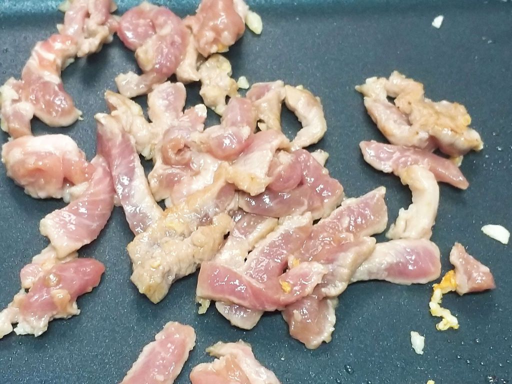 京酱肉丝黄金蛋炒饭的加工步骤