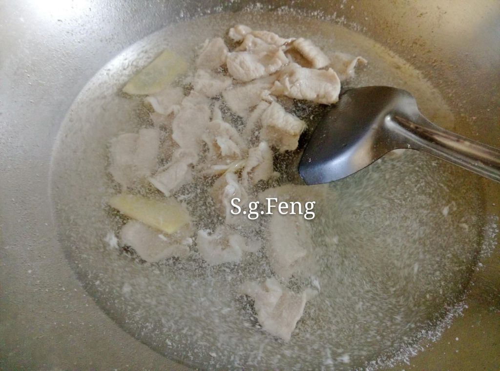 葱油酱拌黄瓜肉片的加工步骤