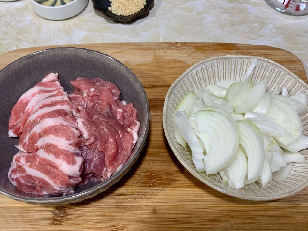 日式味噌猪肉丼饭的加工步骤