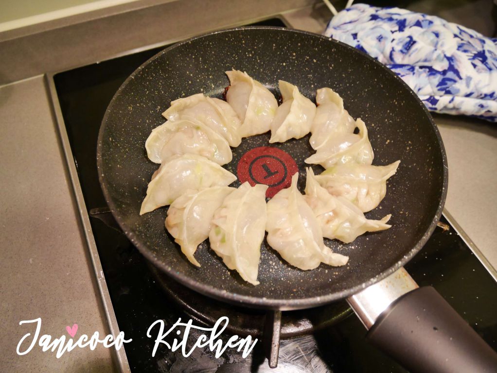 日式料理🍱猪肉韮王京葱雪花饺子的加工步骤