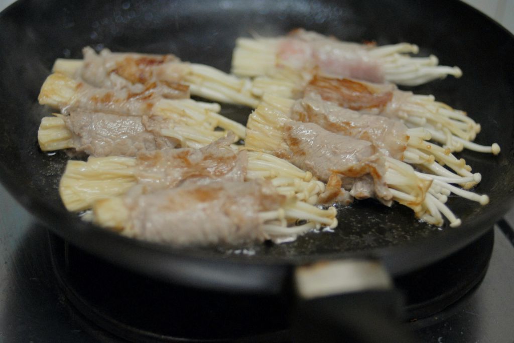 新手不败家常菜，金针菇猪肉卷的加工步骤