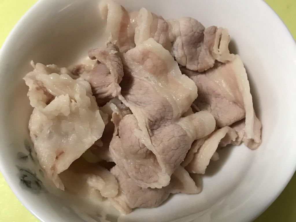 菇菇猪肉丼料（适合一岁以上宝宝）的加工步骤