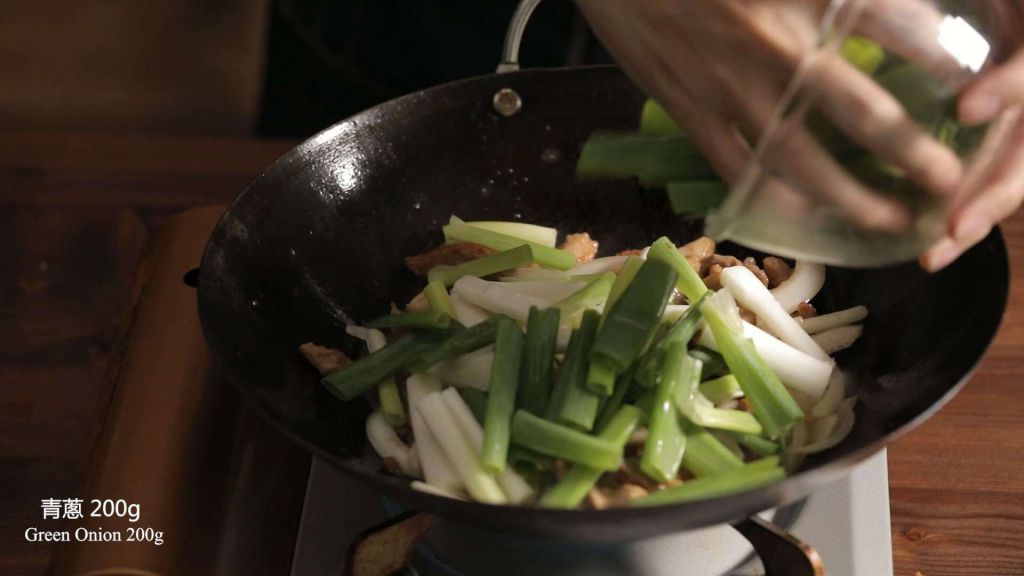 (影音) 葱爆猪肉的加工步骤