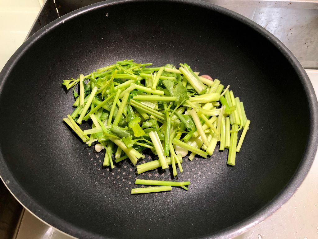 芹菜豆 干辣炒猪头皮的加工步骤