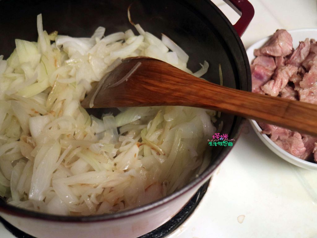 家常咖喱猪肉饭【一锅煮】的加工步骤