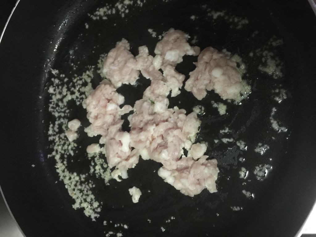 ❤️维力炸酱绘肉末皮蛋豆腐❤️的加工步骤