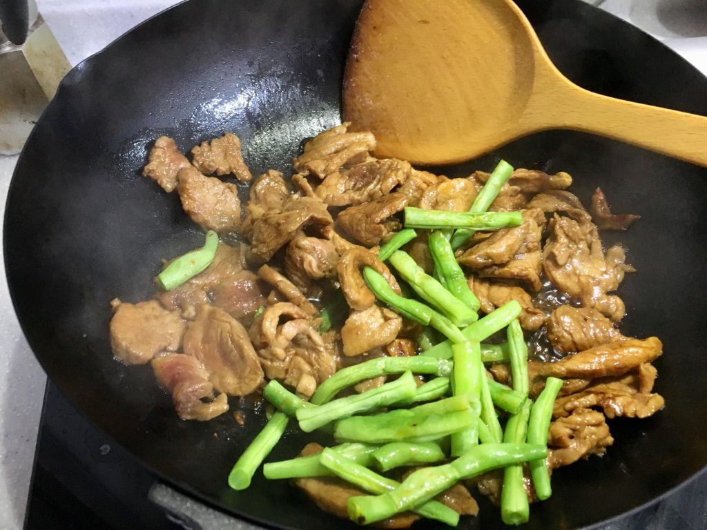 深夜小食 | 轻蚝油里脊四季豆的加工步骤