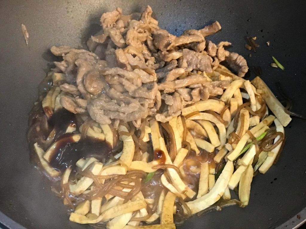 不一样的豆干炒肉丝 一起扒饭吧的加工步骤