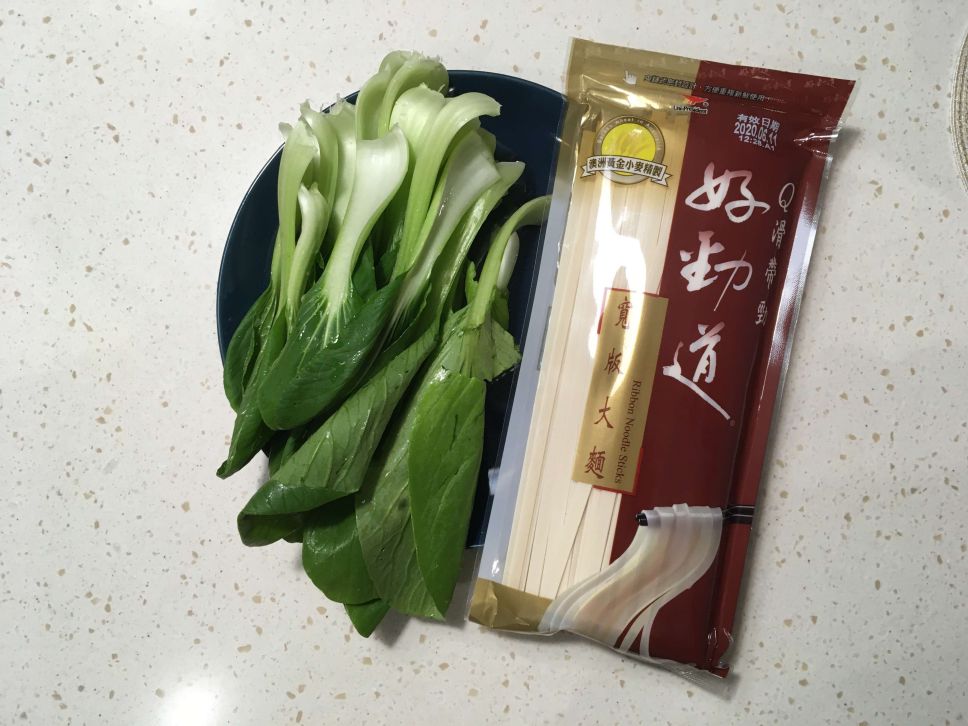 苹果红烧番茄牛肉面的加工步骤