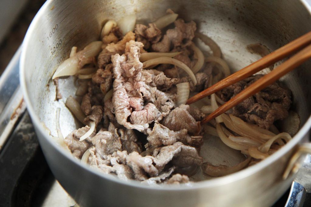 【伊莉莎白辣酱食谱】日式伊莉莎白牛丼的加工步骤