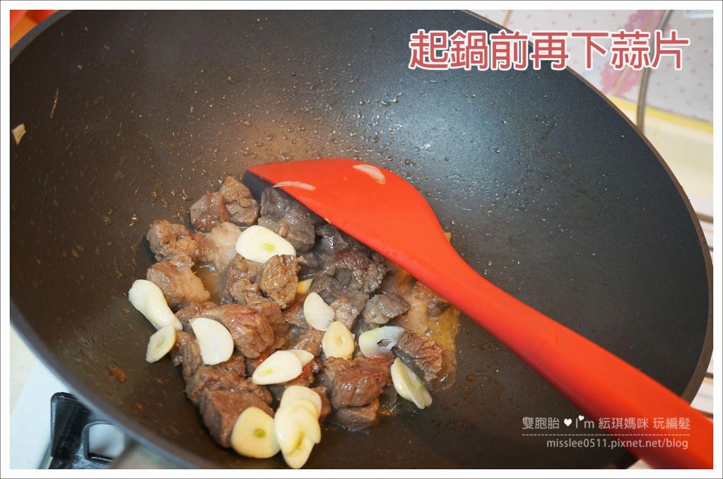 超简单料理【蒜片骰子牛肉】的加工步骤