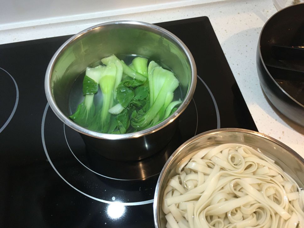 苹果红烧番茄牛肉面的加工步骤