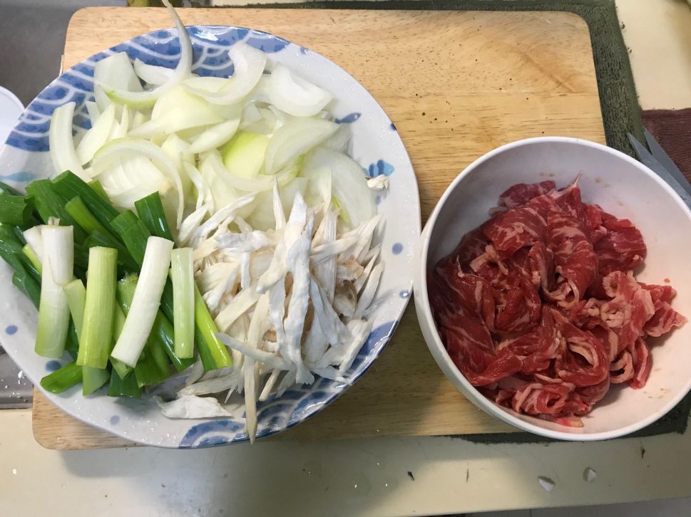 沙茶手撕杏鲍菇炒牛肉片的加工步骤