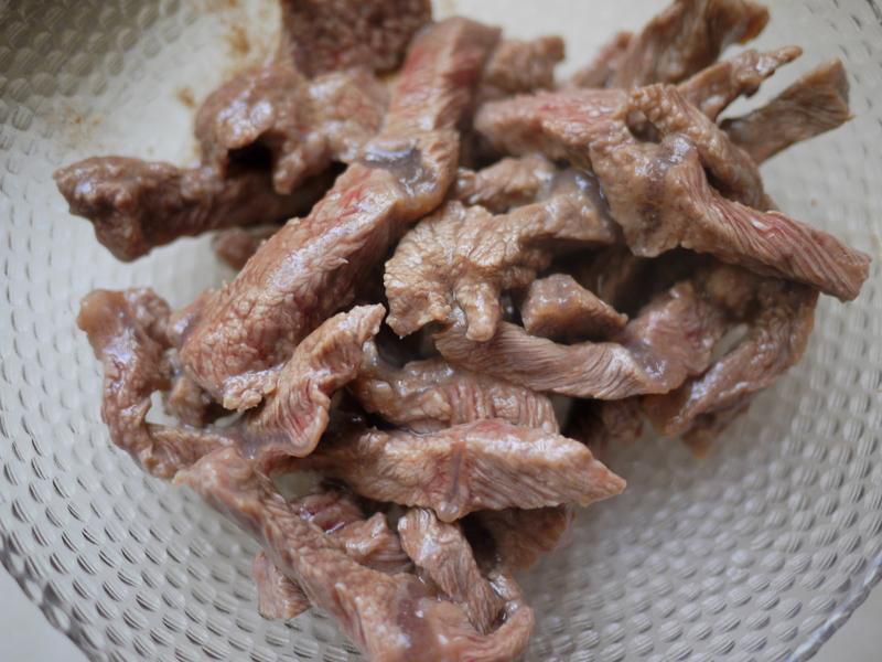 凉拌泰北牛肉佐生高丽菜[落建养髮料理]的加工步骤