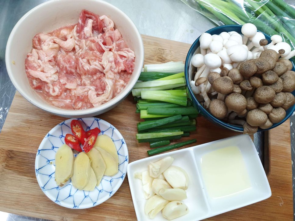 鸿禧菇麻辣牛肉片的加工步骤