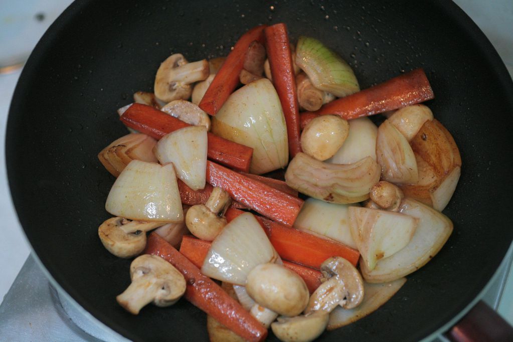 [小汤的美味食谱] 法式红酒炖牛肉的加工步骤