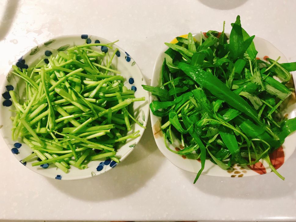 给新手超简单「沙茶牛肉炒空心菜」✨的加工步骤