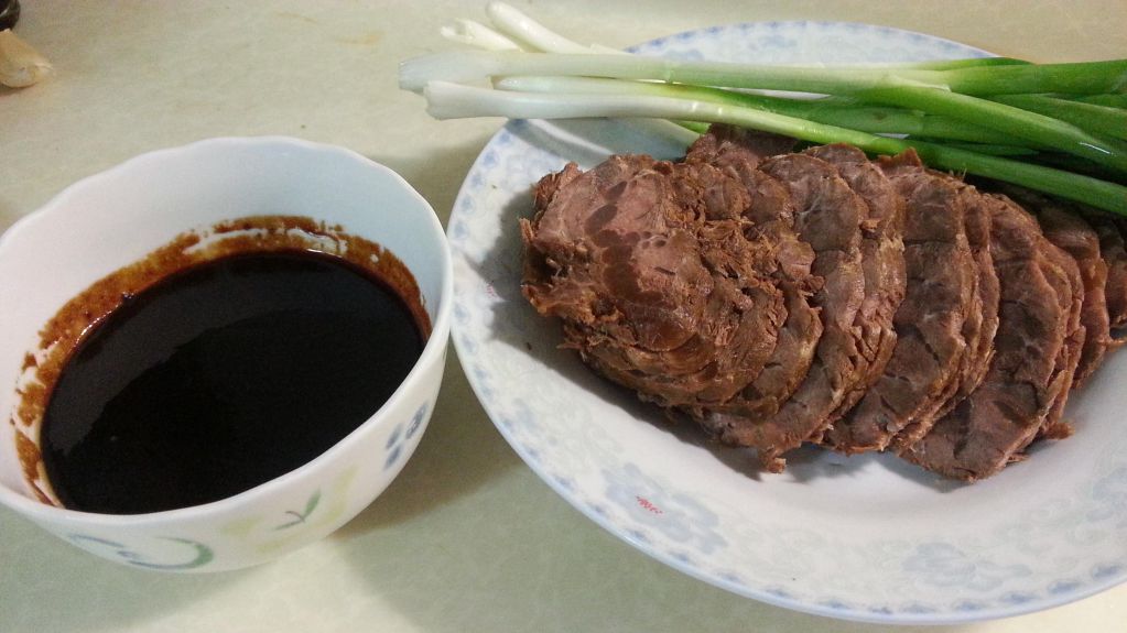 牛肉卷饼(附酱料)的加工步骤