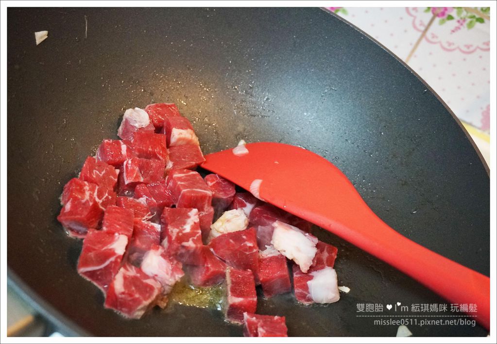 超简单料理【蒜片骰子牛肉】的加工步骤