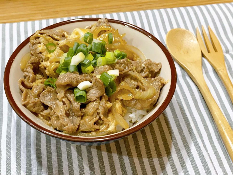 ［日式料理］牛肉丼饭的加工步骤