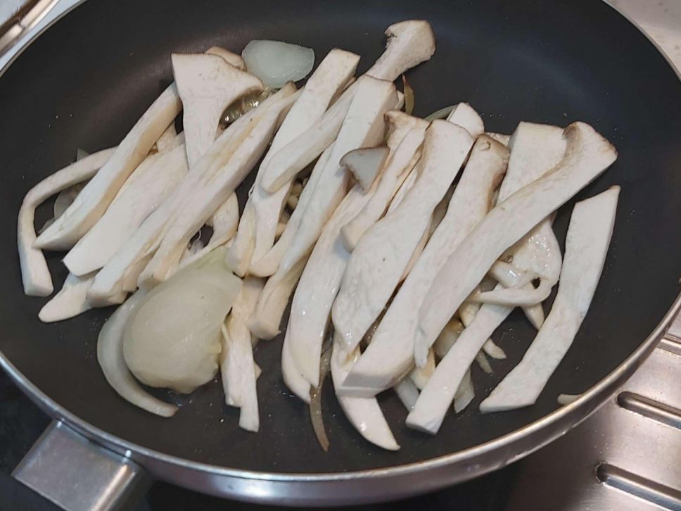 低醣生酮💕杏鲍菇伪面 拌蒜香麻酱牛肉的加工步骤